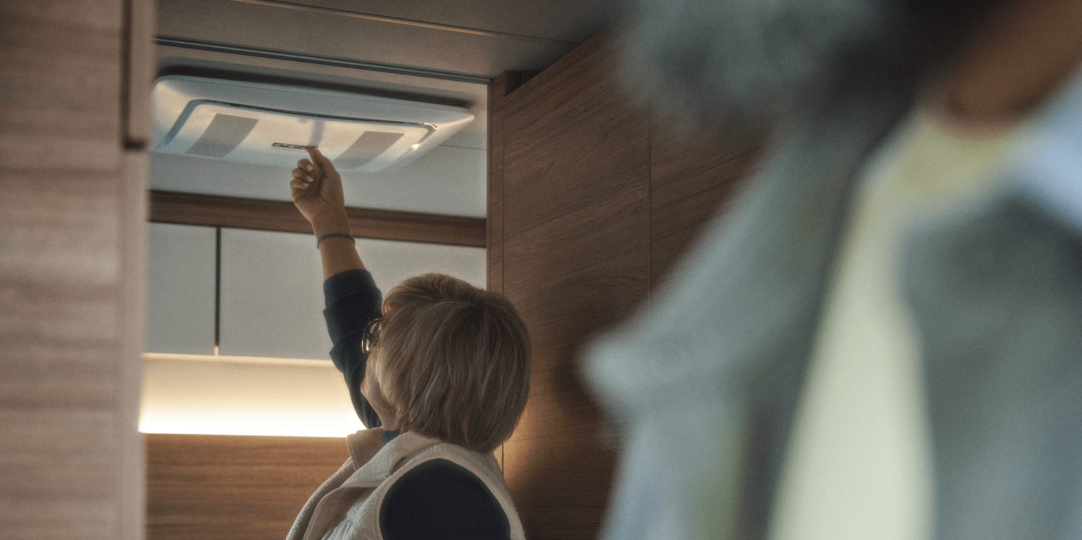 Camperin bedient Klimaanlage