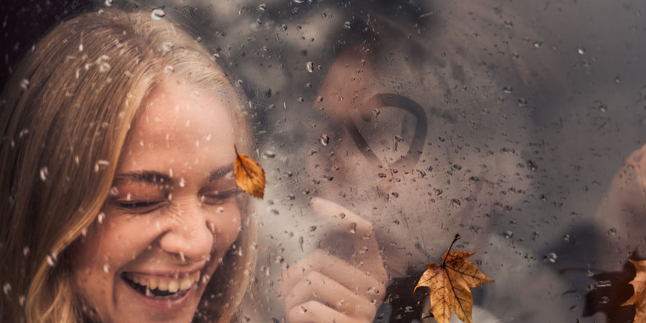 Paar bei Regen im Van