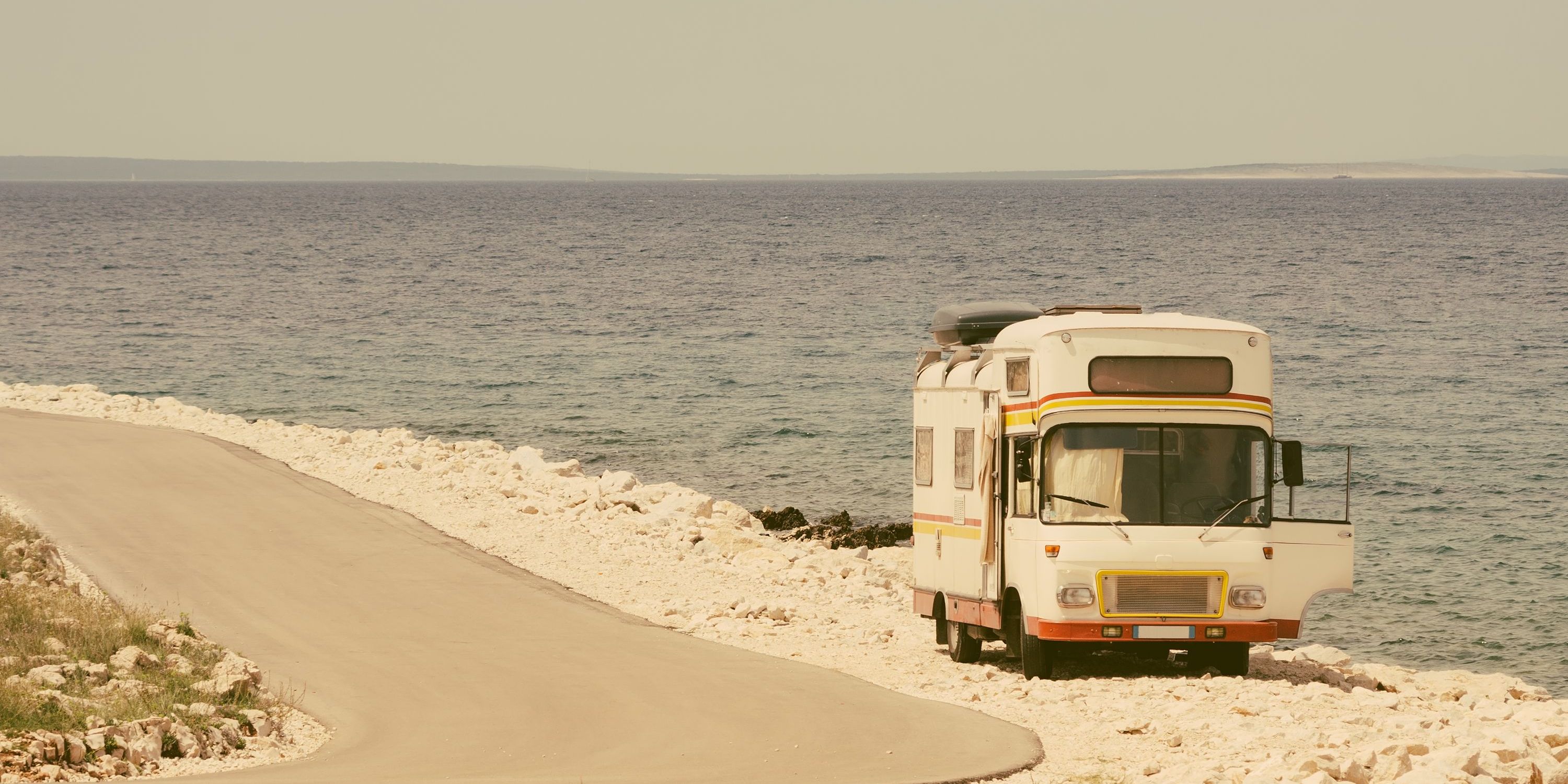 Retro Wohnmobil an Kste