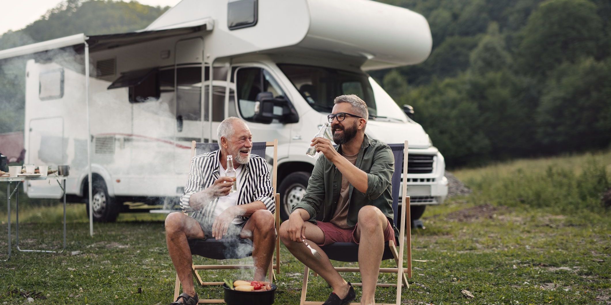 Zwei-Camper-beim-Grillen